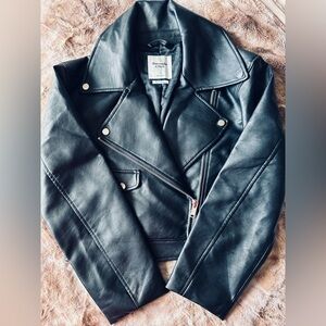Abercrombie & Finch 
Women’s Vegan Leather Jacket- LIKE NEW